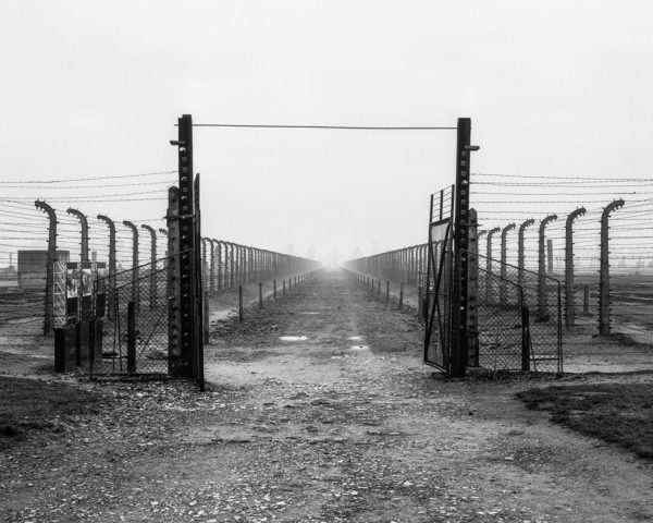 UPADEK - Auschwitz - ultima ratio ery modernizmu Tomasz Lewandowski - CENTRALA - FOTSPOT (5)